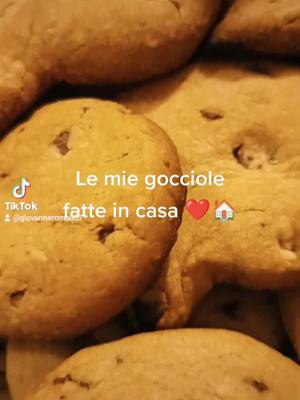 A post by @giovannaromeo57 on TikTok caption: #gocciole #homemade #biscuit #dolcifattiincasa #italy🇮🇹 #viral #neiperte Ricetta: In una ciotola unire 60 g di zucchero con un uovo e 85 g di olio di semi. Mescolare bene aggiungendo un pizzico di sale. Incorporare 180 g di farina 00 e 70 g di fecola di patate, 1 cucchiaio di cacao amaro, 4 g di lievito per dolci e un pizzico di bicarbonato e una bustina di vanillina. Infine aggiungere le gocce di cioccolato (circa 50 g) e impostare fino a ottenere un panetto morbido e omogeneo. Trasferire l'impasto su un foglio di carta forno e stenderlo con un mattarello aiutandosi con la farina. Con una tazzina di 5-6 cm formare dei dischi. Pizzicare da un lato di ciascun biscotto in modo dare la forma di una gocciola. Trasferire i biscotti su una teglia rivestita di carta forno e cuocere a 180° per circa 10-15 minuti. Sfornare e raffreddare i biscotti. Si possono conservare in una scatola di latta per qualche giorni, rimarranno buoni e friabili (sempre se non finiscono prima! 😋)