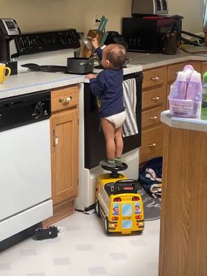 A post by @angelicaalvarez38 on TikTok caption: He just wanted to check whats for Dinner 😂Every day it’s something new with this little guy 😅 so creative 🤭🤭🤭 #fypシ #vago #video #parati #baby #funnyvideos 