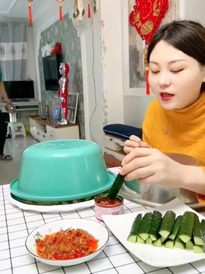 A post by @funnyeating8888 on TikTok caption: #mukbang #mukbangeatingshow #fyp 