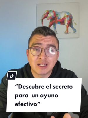 A post by @soyjulioromeroca on TikTok caption: IMPORTANTE ‼️: Ajustar tu aporte calórico aparte del ayuno según tu objetivo . Ejemplo 🔥:  Aquí te presento un ejemplo de plan de alimentación con 3 tiempos de comida que cumple con los requerimientos de 2000 kcal diarias y 126 gramos de proteína distribuidos.  Desayuno🍳 2 huevos revueltos con 1 taza de espinacas y 1/2 taza de champiñones (14 gramos de proteína) 2 rebanadas de pan integral tostado (7 gramos de proteína) 1 taza de fresas con 15 pza de almendra (3 grs de proteína  Total: 24 gramos de proteína Almuerzo 🥗 🍗  200 gramos de pechuga de pollo a la parrilla (56 gramos de proteína) 1 taza de arroz integral (4 gramos de proteína) 1 taza de brócoli cocido  Total: 60 gramos de proteína Cena 🍣  1 filete de salmón 150 grs a la parrilla (38 gramos de proteína) 1 taza de espinacas crudas con 1/2 taza de tomates cherry  1 taza de arroz integral (4 gramos de proteína) Total: 42 gramos de proteína Total diario: 126 gramos de proteína Ten en cuenta que este es solo un ejemplo y que la cantidad de proteína y calorías que necesitas puede variar según tu edad, sexo, nivel de actividad física y otros factores. Es importante consultar con un profesional de la salud antes de hacer cambios significativos en tu dieta. #soyjulioromero #dietaejemplo #menú #alimentacionsaludable #proteina #ayunointermitente #nutriologo 