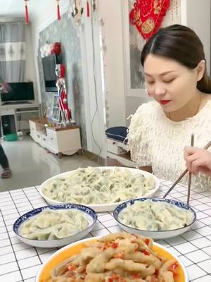 A post by @funnyeating8888 on TikTok caption: #mukbang #mukbangeatingshow #fyp 