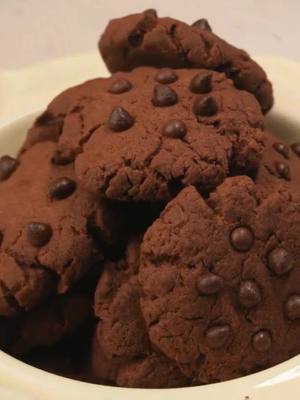 A post by @w2419485369 on TikTok caption: I can't get enough of chocolate chip cookies #Delicious 