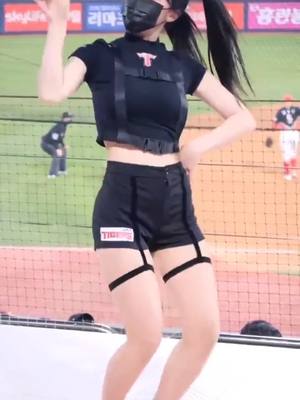 A post by @kpopclub1111 on TikTok caption: #kpop1111 #dancer #sexy #korean #viral 