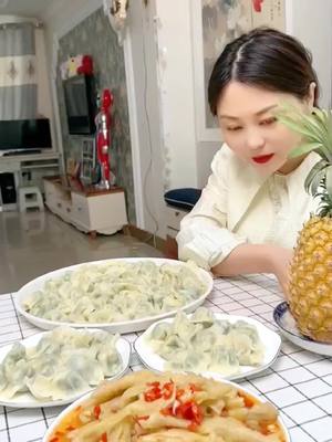 A post by @funnyeating8888 on TikTok caption: #mukbang #mukbangeatingshow #fyp 