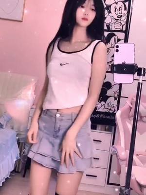 A post by @share_girls97 on TikTok caption: #dance #beauty #stature #girl #greenscreenvideo 