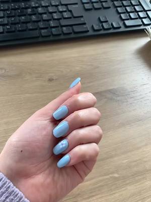 A post by @lilou_sans_tabou on TikTok caption: Vous preferez celle ci ou celle d’avant ? ☺️ #sanstabou #pourtoi #fyp #ongles #capsules #nailart 