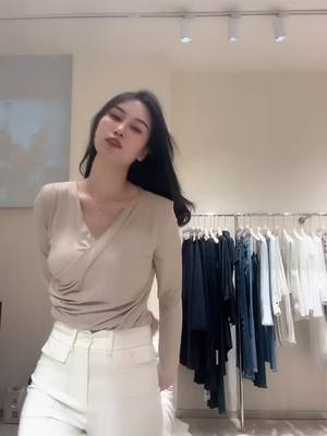 A post by @0beautifulgirl on TikTok caption: #走光 #beautiful #girls #漏点 