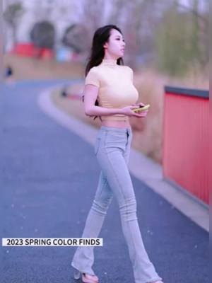 A post by @elsalee001 on TikTok caption: #streetwear #streetsnap #girls #foryou #fyp #pageforyou 