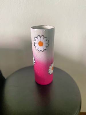 A post by @sarahann278 on TikTok caption: #sarahsdesigns #tumbler #daisy #springvibes #glitter 