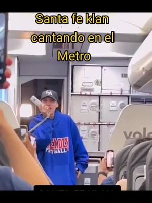 A post by @flowdebarriorecor on TikTok caption: #santafeklan  cantando en el metro #santafeklan473 #fansdesantafeklan #viral