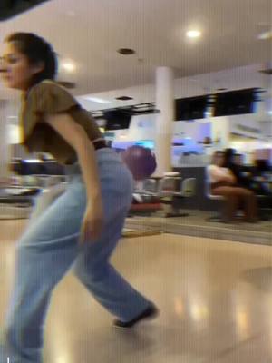 A post by @cecaniapoelz on TikTok caption: #bowling #bowlingtiktok #friends #amigostiktok #sortiesentrepotes #amigostiktok #actividades #canada🇨🇦 #parati 