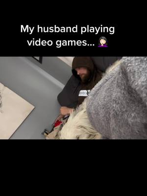 A post by @mamatok18 on TikTok caption: #fyp #gaminghusband #multitasking #viral #thatsmyhusbandfolks 