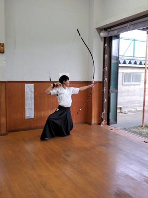 A post by @fumitaka_peaskater on TikTok caption: 斜面 #弓道 #弓道男子 #弓道部 #ツルネ #kyudo #tsurune 