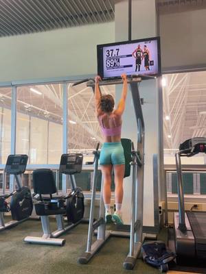 A post by @sarah.annne on TikTok caption: #sunybrockport #pullups 