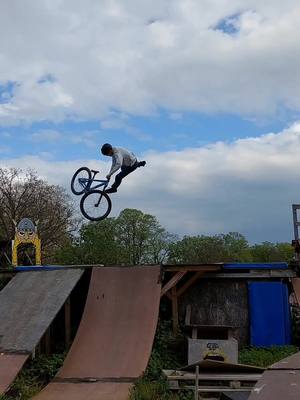 A post by @bene.mtb on TikTok caption: #mtb #biking #mountainbike #sommervibes #jump #goodvibes #2023 #newtrick #backflip #benemtb #Summer #newone @david #foryou #fyp 