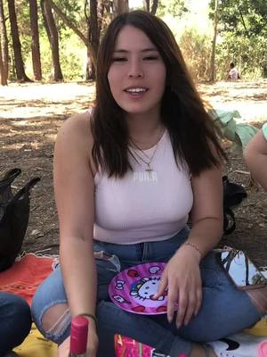 A post by @ufevuv on TikTok caption: Picnic colores las love u💕🫶🏼 #friends #experiencias #picnic #picniccolores❤️💜💚💛💗💙 