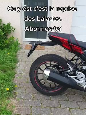 A post by @lafilleauxcheveuxrouges on TikTok caption: #pourtoi #125cc #motarde #motard #motos #balademoto #mt125 #yamaha