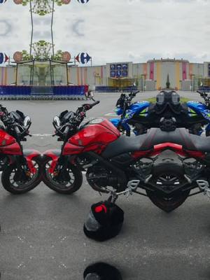 A post by @lafilleauxcheveuxrouges on TikTok caption: C'est reparti.✌️🏍 #pourtoi #125cc #gc #moto #motard #motarde #balademoto  #lesmeulesdu02etalentours