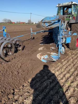 A post by @imherzenbauer on TikTok caption: Pflügen auf Bioland Finkes Hof in Borken🚜 #fendt #landwirtschaft #farming #fendtfahrerarmy #farmlife #imherzenbauer #fyp #like #trending 