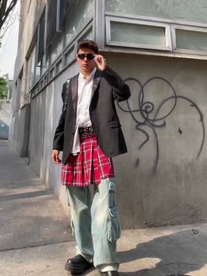 A post by @axeeldiaz_ on TikTok caption: En clase nos dejaron ir como la met gala y este fue mi looksito me gusto 🫰🏻👀 #metgala2023 #karllagerfeld #fypシ #OOTD #grwm ( mi parte fav es el viejito que no soprto hahah 😎)