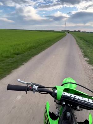 A post by @mat_bklf11 on TikTok caption: Follow ➡️- - - - - -   #125kx #bikelife #weeling #125yz #pourtoii #85kx #mxbikes #crossbitume #kx #bitume #moto #bikelifefilm #motoaccélération #kx85 #125supermotard #yamaha #yz #quad #125 #yzf 