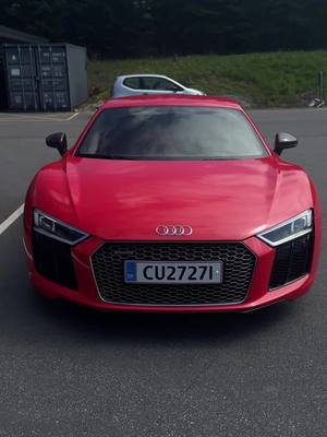 A post by @speedforum on TikTok caption: V10 🤯 #audir8 #v10engine #carspotting #carsoftiktok #dk #vejle 