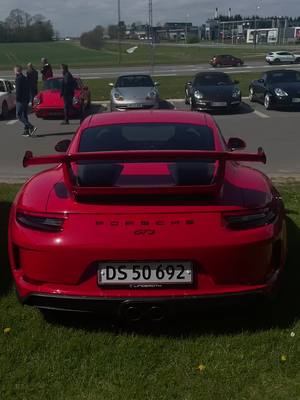 A post by @speedforum on TikTok caption: Gt3❤️ Gt3rs🤍 #carspotting #carsoftiktok #gt3 #gt3rs #meetup 