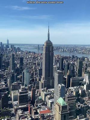 A post by @jolina_schneider on TikTok caption: wenn träume wahr werden 🌙  #nyc #newyork #empirestatebuilding #dream #skyline