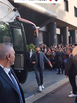 A post by @ross1411 on TikTok caption: Milan sempre e comunque ❤️🖤 #milan #acmilan #hotelmelia #sansiro #perte #neiperte #viral #giocatorimilan #go #giroud #theohernandez #tonali @AC Milan