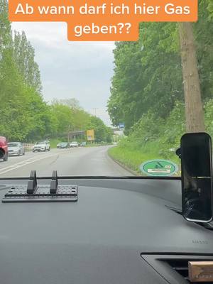 A post by @fahrlehrerkawa on TikTok caption: #geschwindigkeit #fahrschule #verkehrszeichen #fahrstunde #abbiegen #faircare #gefahr 