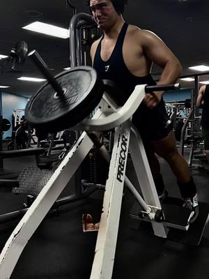 A post by @rawhannes on TikTok caption: Crazy Quad Day at a new gym I’m trying out. Legs going to look crazy when I cut  #gym ##fyp##quad##newgym##trentwins##crazyworkout##back##gymislife