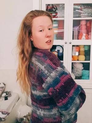 A post by @crochetandknitting on TikTok caption: Hab mir ein cardigan gehäkelt ❤️ #foryourpage #handmade #foryou #trend #Love #fürdich #viral #häkeln #goviral