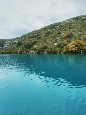 A post by @brendas.soleilan on TikTok caption: Un emerveillement 🤩 #sud #gorges  #bateau #monsud☀️ #paysagemagnifique #pourtoi