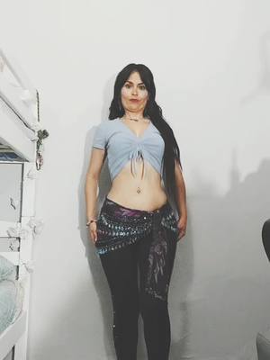 A post by @lauranazli on TikTok caption: que buenos recuerdos me trae está canción #makeba #makebakeshake #bellydancetiktok #bellydancer #belldance #danzadelvientre #orientaldance 