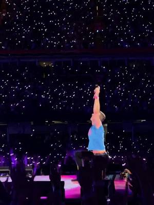 A post by @zuzy_x on TikTok caption: a sky full of stars⭐️🌌 #coldplay #coldplayconcert #foryou #fyp #chrismartin