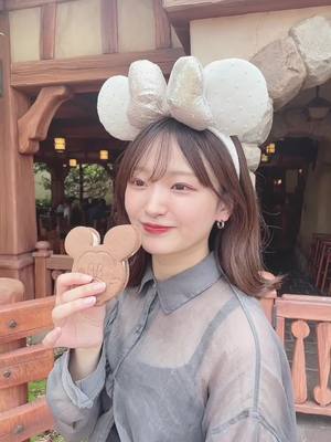 A post by @risa_hinami on TikTok caption: #ディズニー　#ディズニーランド　#彼女感的な #シアーシャツコーデ  #ディズニーランド40周年 