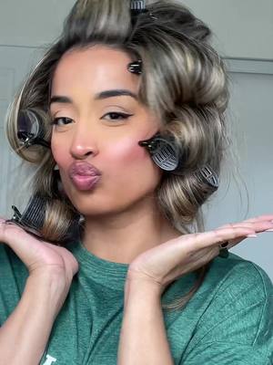 A post by @artandbeautyca on TikTok caption: BIG BOUNCY BLOWOUT #blowoututorial #revlonhairdryerbrush #fy #fypシ 