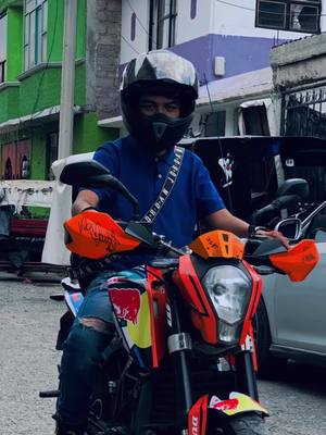 A post by @morganiniestra0 on TikTok caption: #duke200 #motos #ktm #moto #parati #viral ✌️