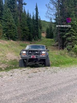 A post by @yyc4wheelers on TikTok caption: love me some good ol’ long arm action!! . . . #jeep #xj6 #thursday #reels #reelsinstagram #xj #xjcherokee #jeeplife #builtnotbought #flex #funny #funnyreels #reelsvideo #4x4 #offroad #jeepdogs #tiktok #youtube 