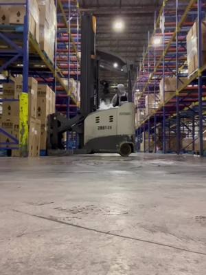 A post by @dominique_schaffer on TikTok caption: 🤝✨#loop #warehouse #forklift 