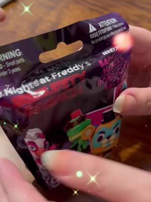 A post by @paninotech5 on TikTok caption: #fnaf #fnafsecuritybreach #unboxing #misteryfigure #keychain #glamrockchica #❤️