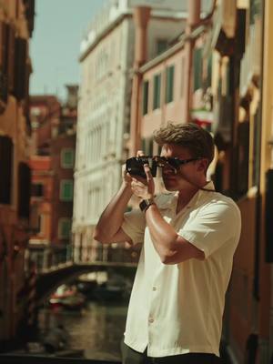 A post by @phil2gold on TikTok caption: exploring bella venezia. 🇮🇹 #venezia #venice #italy #italia #veniceitaly #bellaitalia #traveltiktok #travel #leica #mensfashion 