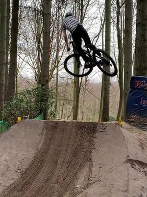 A post by @alex_mtb34 on TikTok caption: Whipas #mtb #bike #ozbeetv #mountainbike 