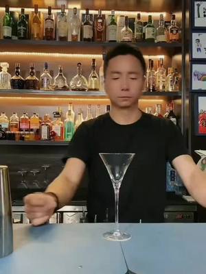 A post by @theanh200786 on TikTok caption: Bartender#bartendersoftiktok #phachechuyennghiep #cocktail #bartender #phache #LearnOnTikTok #xuhuong #foryoupage #xyzbca 