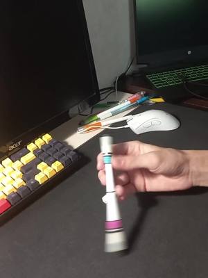 A post by @ite_ps on TikTok caption: #penspinning 