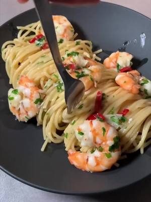 A post by @gokhan.sef on TikTok caption: shrimp pasta🍤🍝✌️#makarnatarifleri #makarnatarifi #makarnam#yemekvideolari #yemektariflerii #yemektariflerim #yemektarifikolay 