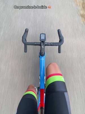 A post by @axel_vnti on TikTok caption: 🫡🫡 #axel_vnti #roadbike #fyp #cyclinglife