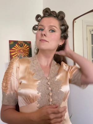 A post by @dittepip on TikTok caption: Learned a new high ponytail trick today, perfect for 1960's inspired hairstyles! Let me know what you think 💋 #vintagestylenotvintagevalues #vintagefashion #vintagestyle #danmark #foryoupage #fyp #foryourpage #1960sfashion #1960sstyle 