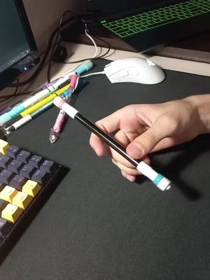 A post by @ite_ps on TikTok caption: #penspinning 