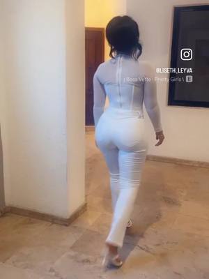 A post by @liseth_leyva on TikTok caption: 👽🤍 #prettygirlswalklikedis #allwhite #alienvibe #alien #viralvideo #explorepage #fyp #parati #body #liseth_leyva